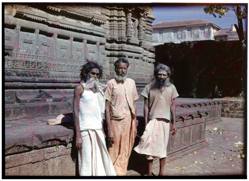 Indien 1952, drei Sadhus vor Tempel