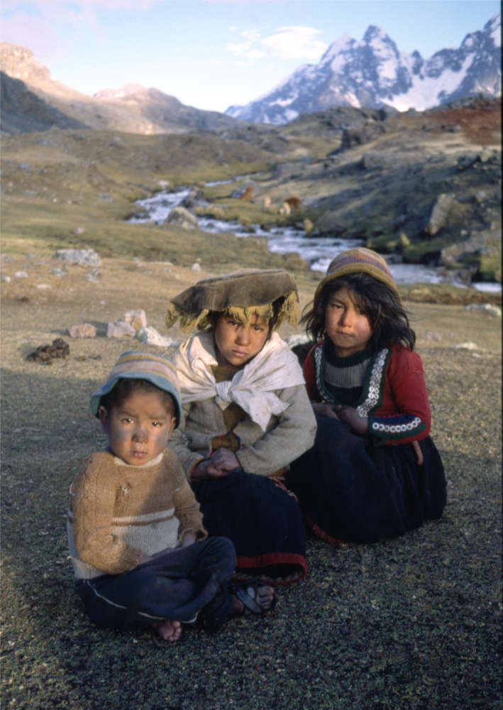 Ein Gruppe von Kinder posiert zum Bild in der Hochebene von Peru