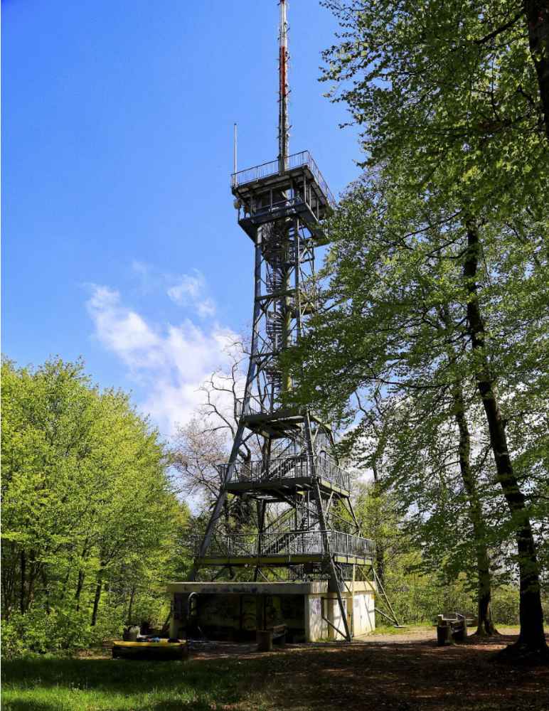 Irchelturm mit Aussicht über das Zürcher Unterland
